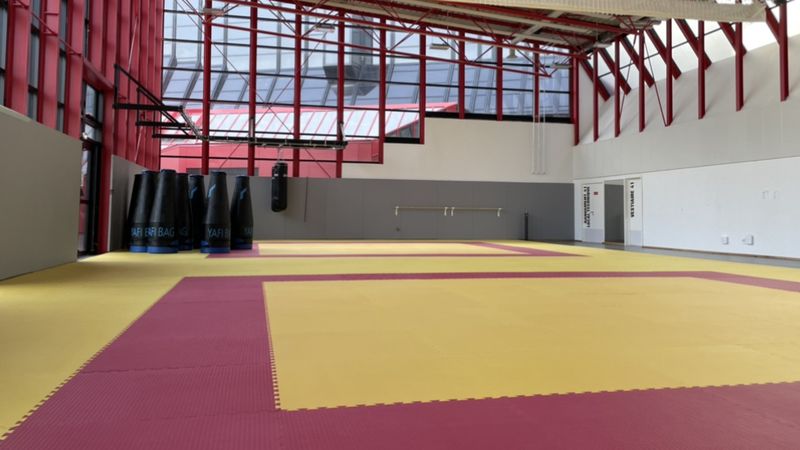 Salle de karaté et de taekwondo. Dédiée au Karaté Club de Nantes, à Lee Moon Taekwondo et aux établissements scolaires, elle est relocalisée dans une partie de l’ancienne salle de gymnastique lui permettant de s’agrandir de 45%. La salle est équipée d’un vestiaire féminin et de sacs de frappe.
